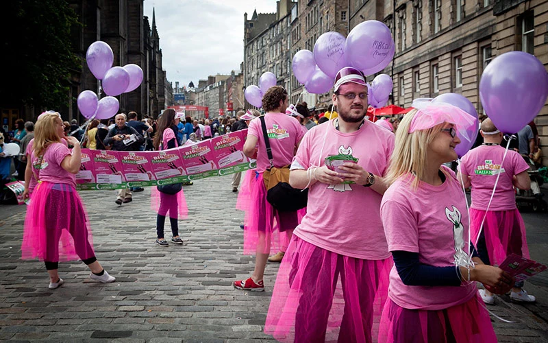 Street performers entertaining crowds at the Edinburgh Fringe Festival, UK
